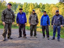 Kvartetti Seitsemän veljeksen 150 v-juhlavaelluksen laavulla